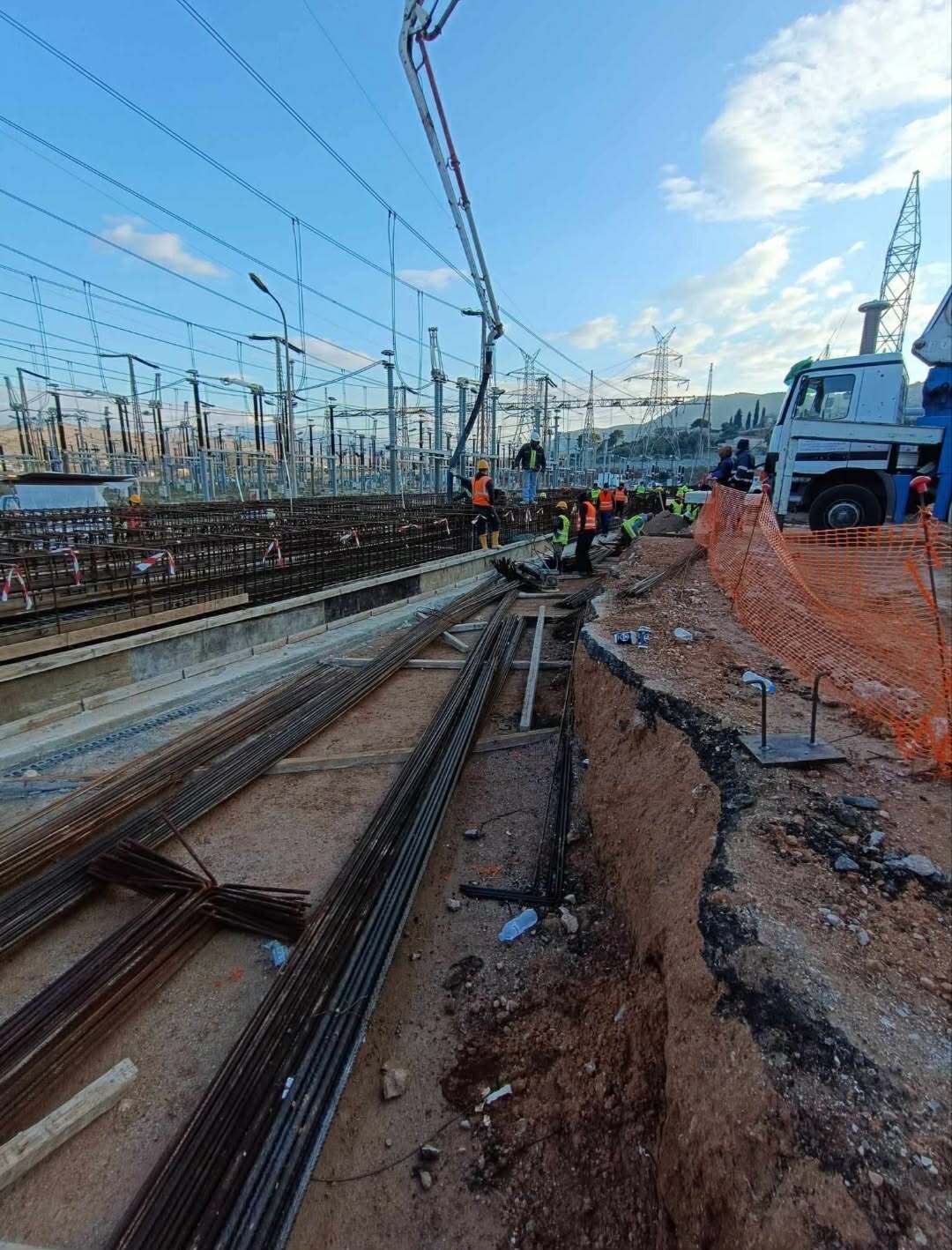 Σκυροδέτηση θεμελίωσης σε υποσταθμό — οπλισμός, αντλία σκυροδέματος και συνεργείο εν ώρα εργασίας